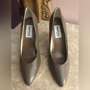 Newport News sz 8 Taupe leather heels Never worn perfect condition